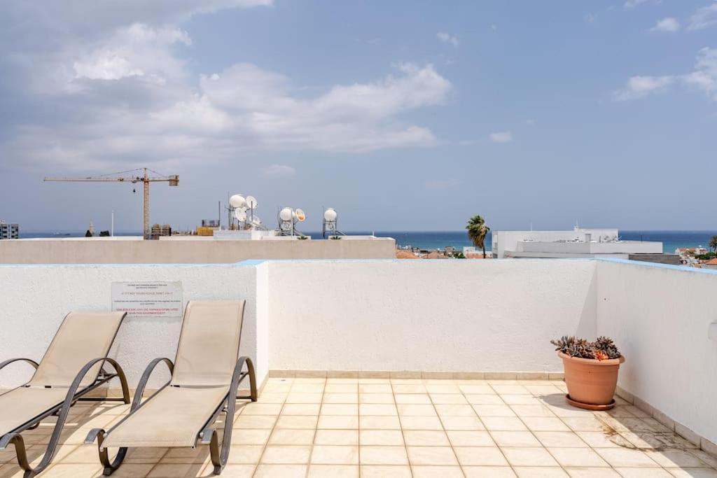 Carisa Downtown With Rooftop Pool Ларнака Екстер'єр фото